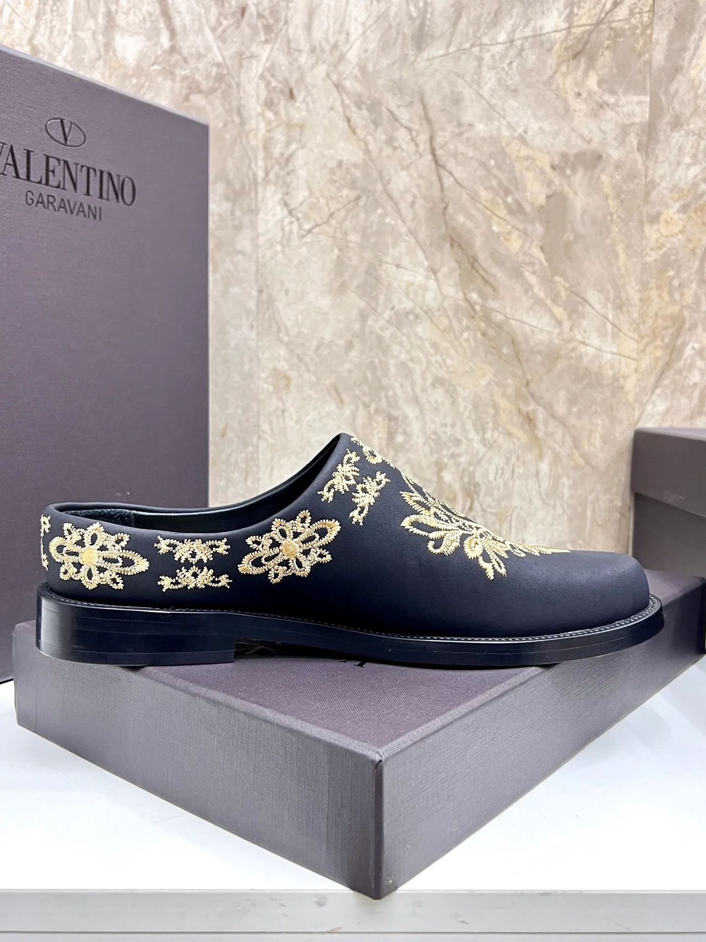 Men's men's shoes💰780 Valentino Valentino's new electric embroidery slippers. These Derby loafers are made of imported cowhide leather. They are light in texture and cool in style. The uppers are decorated with brand logo buckles, showing off the big-name style! The lines reveal novel urban trends. The toe is round and full, and the rubber foam sole and triple protruding leather welt complement each other. It is extremely fashionable and charming, with dyed calfskin lining, genuine leather feet, and standard logo decoration. It is simple yet elegant. It has a classic European and American loose style and is extremely comfortable on the feet. Size: 39-44 (customized at 38.45.46)